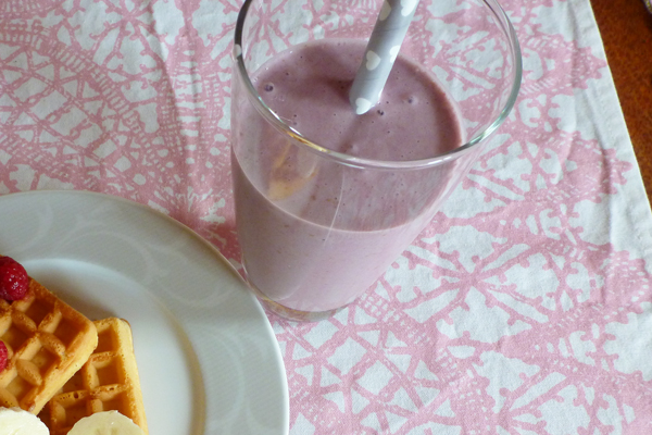 Descubre nuestra receta de un delicioso smoothie de frambuesas y banana con Babina Plus.