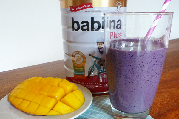 Discover our recipe for a delicious blueberry mango smoothie with babina Plus.