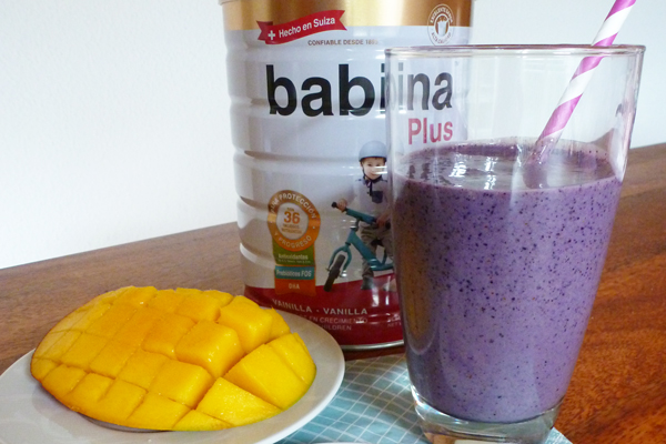 Entdecken Sie unser Rezept für einen leckeren Heidelbeeren-Mango Smoothie mit babina Plus.